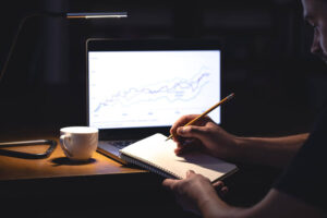 Homem calcula o rendimento atrelado ao CDI